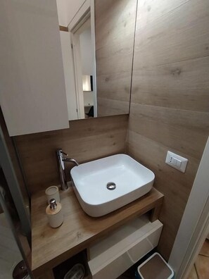 Produtos de toalete grátis, secador de cabelo, toalhas de banho 