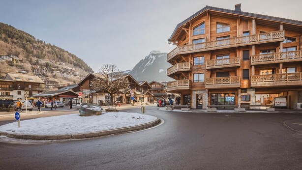 A wooden building with balconies and a snow-covered street. - Modern apartment in Morzine, 6 ppl, Wi-Fi, parking, near slopes (Morzine)