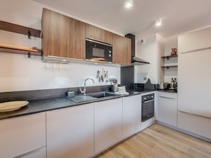 Coffee/tea maker, fridge, microwave, oven - Modern apartment in Morzine, 6 ppl, Wi-Fi, parking, near slopes (Morzine)