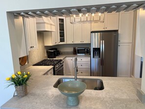 Fridge, microwave, oven, stovetop - The Guest House At The Historic River Road Oaks in Metro New Orleans (HAHNVILLE)