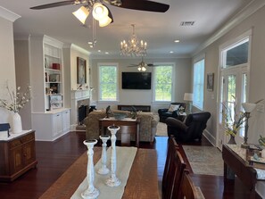Smart TV, fireplace, books - The Guest House At The Historic River Road Oaks in Metro New Orleans (HAHNVILLE)