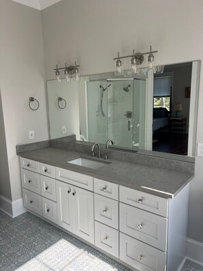 Douche, sèche-cheveux, serviettes fournies, savon