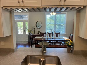 Dining - The Guest House At The Historic River Road Oaks in Metro New Orleans (HAHNVILLE)