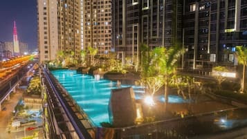 Una piscina al aire libre
