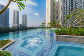 Outdoor pool - Lumiere Parkview Apartment (Ho Chi Minh City)