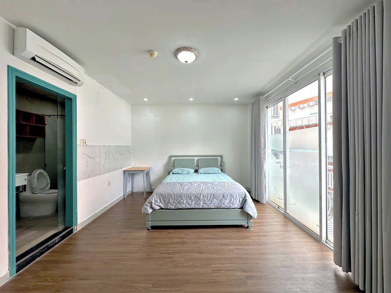 Escritorio, espacio para trabajar con laptop y wifi gratis 