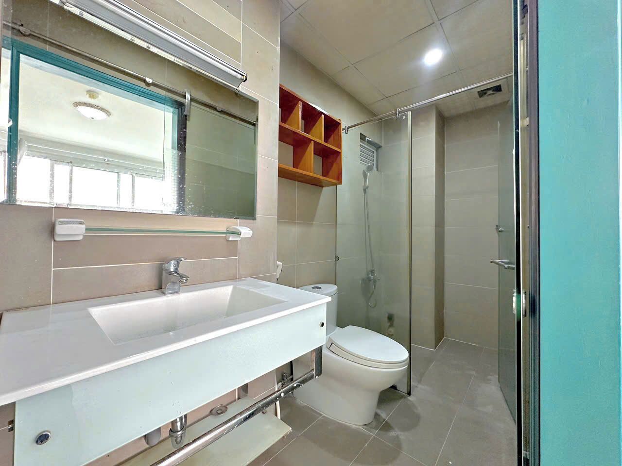 Artículos de tocador gratuitos, secador de pelo, toallas, jabón