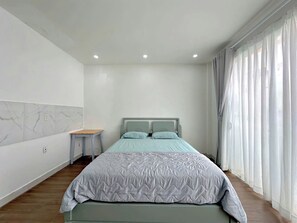 Desk, laptop workspace, free WiFi - Lumiere Parkview Apartment (Ho Chi Minh City)