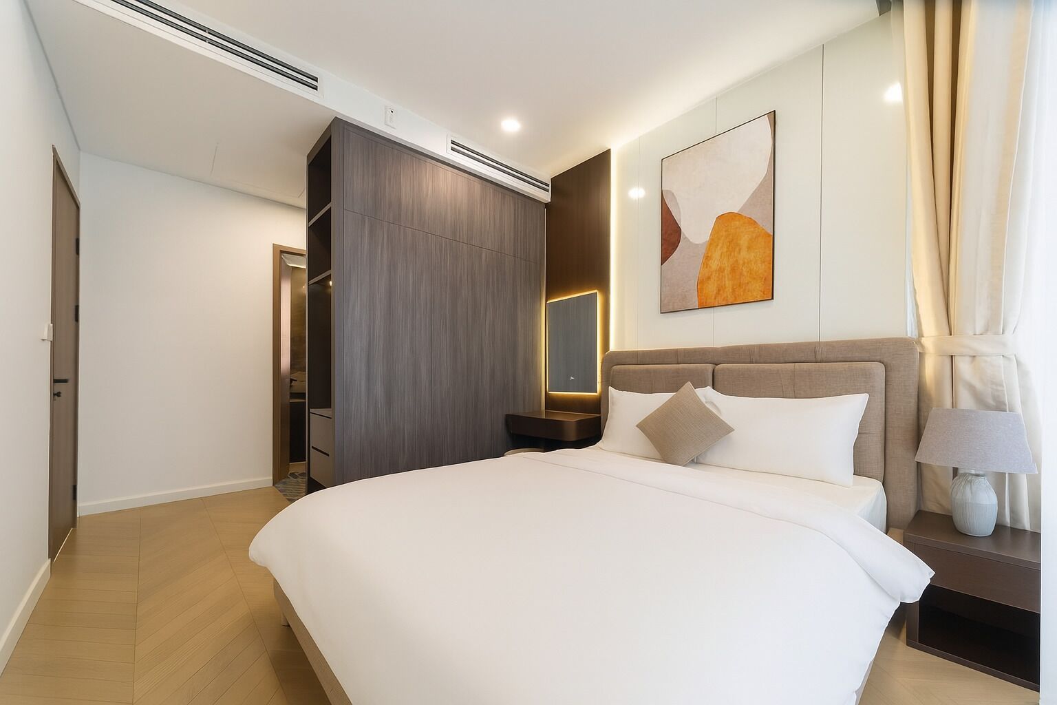 Eenvoudig appartement, 2 slaapkamers, balkon, uitzicht op de stad | Een minibar, individueel gedecoreerd, een bureau, een laptopwerkplek