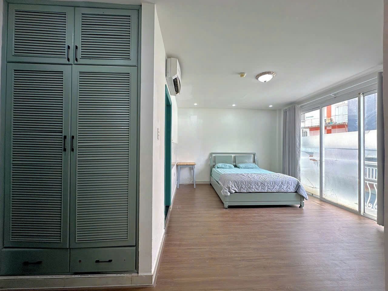 Escritorio, espacio para trabajar con laptop y wifi gratis 