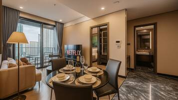 Appartamento Basic, 1 camera da letto, balcone, vista città | Cucina privata | Frigorifero, microonde, piano cottura, pentole/stoviglie/utensili