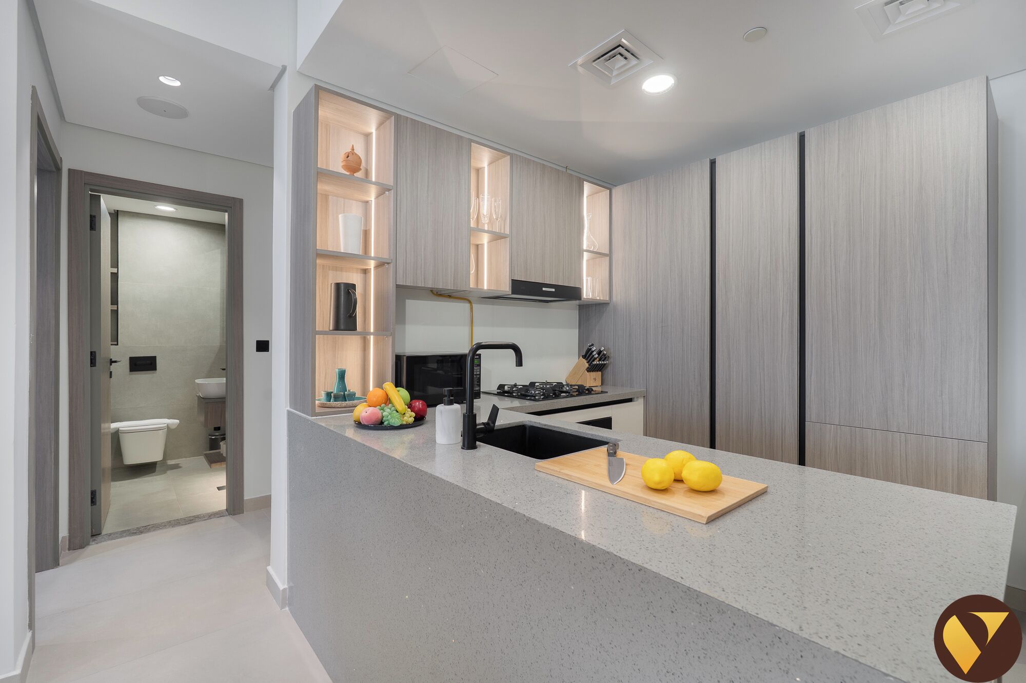 Großer Kühlschrank, Mikrowelle, Ofen, Herdplatte