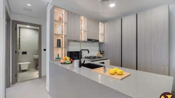 Kjøleskap, mikrobølgeovn, ovn og kokeplater