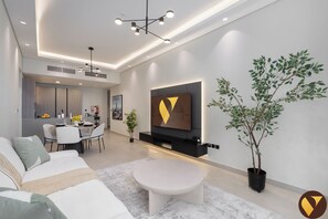 Appartamento Luxury, balcone, vista città | Area soggiorno | Smart TV 65 pollici con canali via cavo