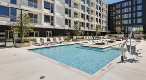 Een seizoensgebonden buitenzwembad