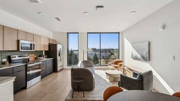 Appartement, Meerdere bedden, niet-roken | Woonruimte | Een 32-inch smart-tv met digitale zenders