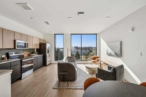 Appartement, Meerdere bedden, niet-roken | Woonruimte | Een 32-inch smart-tv met digitale zenders