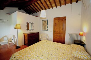 3 bedrooms, iron/ironing board, WiFi, bed sheets - Adriano House, hillside home with gorgeous pool, total relaxation and privacy (Umbria)