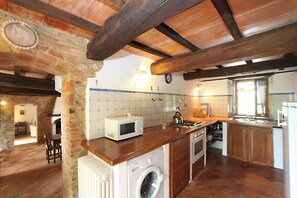 Private kitchen - Adriano House, hillside home with gorgeous pool, total relaxation and privacy (Umbria)
