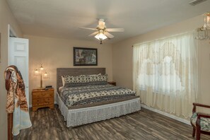Iron/ironing board, free WiFi, bed sheets - Where Tranquility Flows (PIGEON FORGE)
