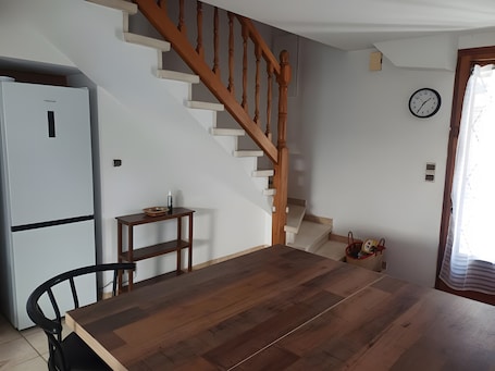 Speisen. Ferienhaus „Gîte Cosy Au Coeur De Couiza“ mit privater Terrasse und WLAN
