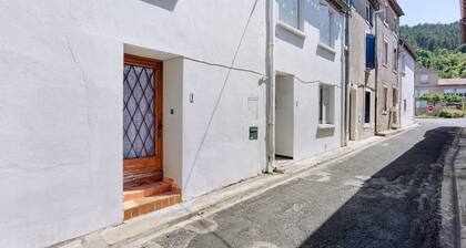 Holiday Home 'Gîte Cosy Au Coeur De Couiza' with Private Terrace and Wi-Fi