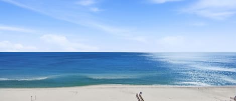 คอนโด, หลายเตียง (Beach Colony East 8D) | ชายหาด | บนชายหาด