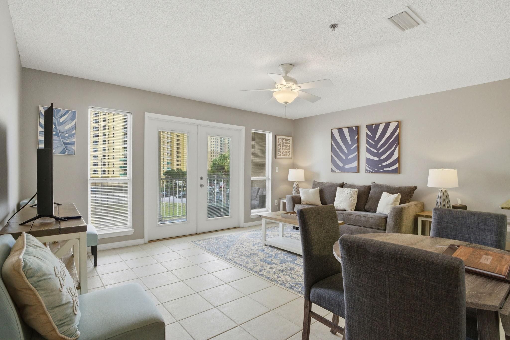 Condo, 1 cama Queen size y sofá cama (Grand Caribbean West 310) | Área de sala de estar