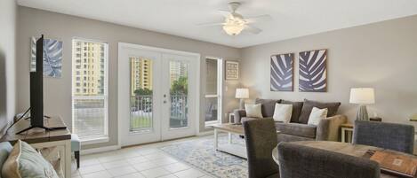 Condo, 1 cama Queen size y sofá cama (Grand Caribbean West 310) | Área de sala de estar