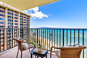 Property grounds - Oceanfront Corner Unit - Amazing Sunsets, Tropical Breezes & 2 Oceanfront Lanai (Lahaina)