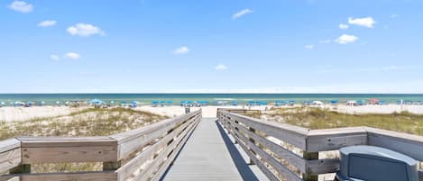 Apartamento, varias camas (SeaSpray East 224-Gulf Front) | Playa | Ubicación a pie de playa