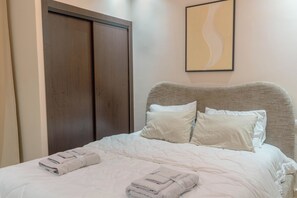 Silitysrauta/-lauta, Wi-Fi, vuodevaatteet