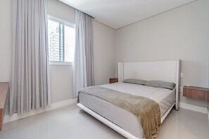 Apartment - Apartamento no Centro com 3 su tes a 400m da Praia (Balneário Camboriú)