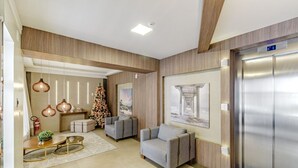 A modern living room with a fireplace, sofas, and a dining area. - Apartamento no Centro com 3 su tes a 400m da Praia (Balneário Camboriú)