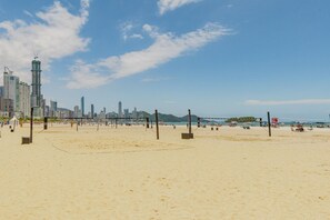 Apartment - Apartamento no Centro com 3 su tes a 400m da Praia (Balneário Camboriú)