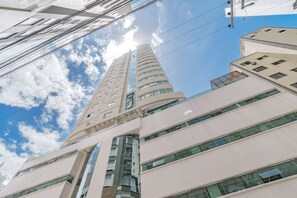 Apartment - Apartamento no Centro com 3 su tes a 400m da Praia (Balneário Camboriú)