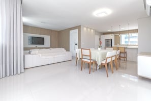 3 bedrooms - Apartamento no Centro com 3 su tes a 400m da Praia (Balneário Camboriú)