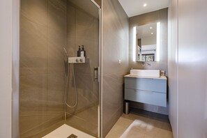 Hair dryer, towels, soap, toilet paper - Bright duplex, roof terrace, sea view, beach in front of Golfe de Saint Tropez (Grimaud)