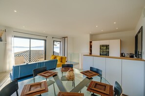 Living area - Bright duplex, roof terrace, sea view, beach in front of Golfe de Saint Tropez (Grimaud)