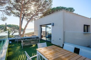 Outdoor dining - Bright duplex, roof terrace, sea view, beach in front of Golfe de Saint Tropez (Grimaud)