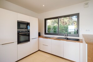 Private kitchen - Bright duplex, roof terrace, sea view, beach in front of Golfe de Saint Tropez (Grimaud)