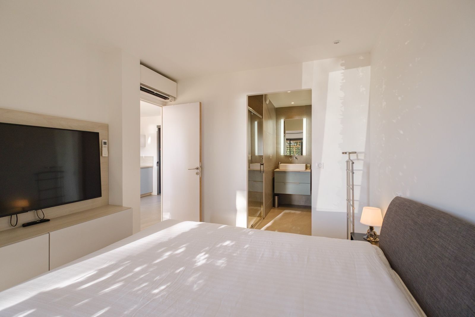 Iron/ironing board, Internet, bed sheets