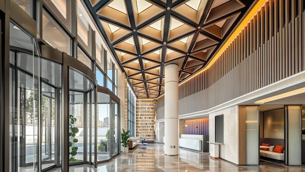 A spacious lobby with a high ceiling, large windows, and a reception desk. - Holiday Inn Express Beijing Lize Business District By Ihg (Beijing)