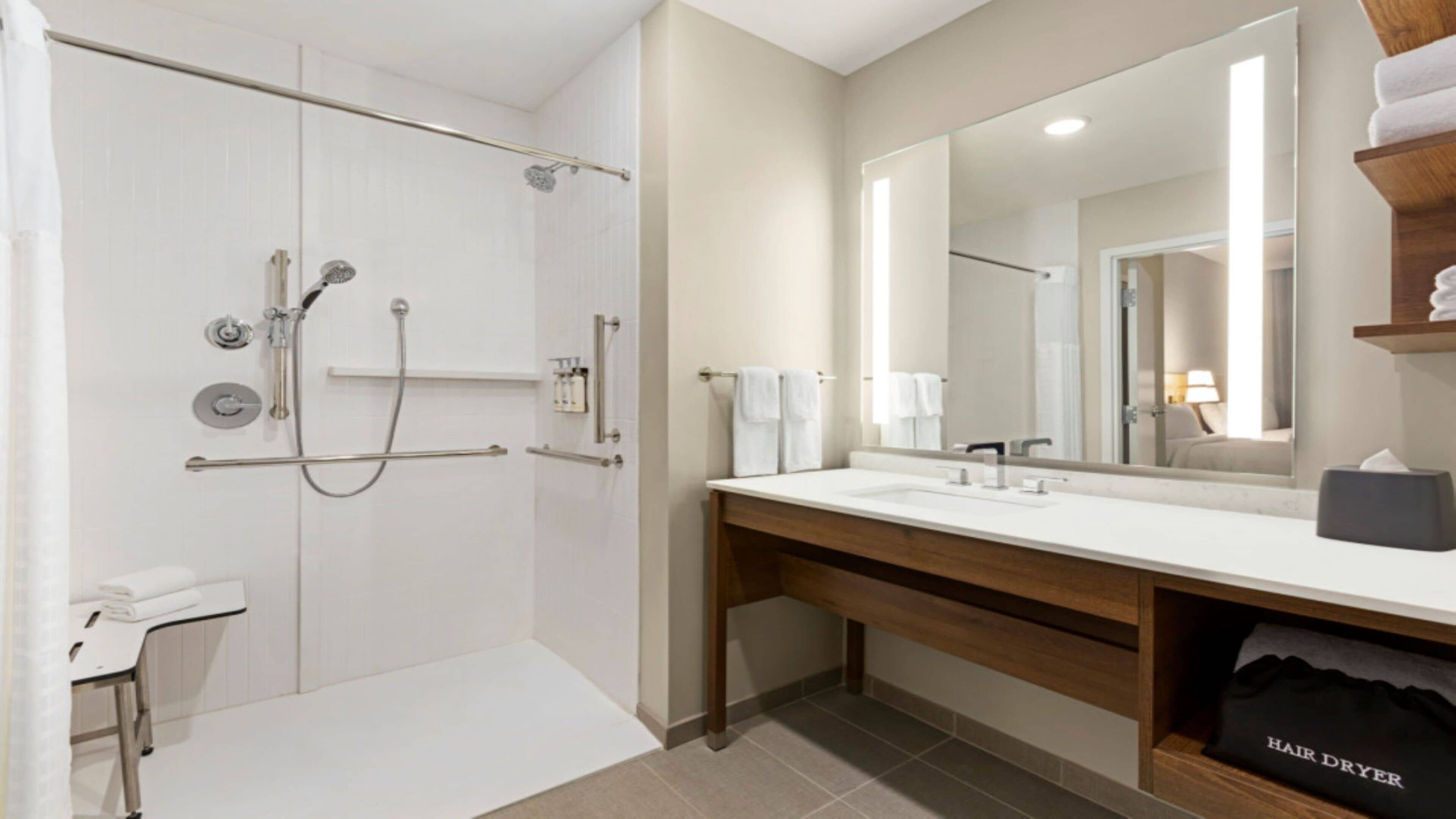 Suite, 1 Bedroom, Roll-in Shower, Kitchen (Mobility) | Bathroom