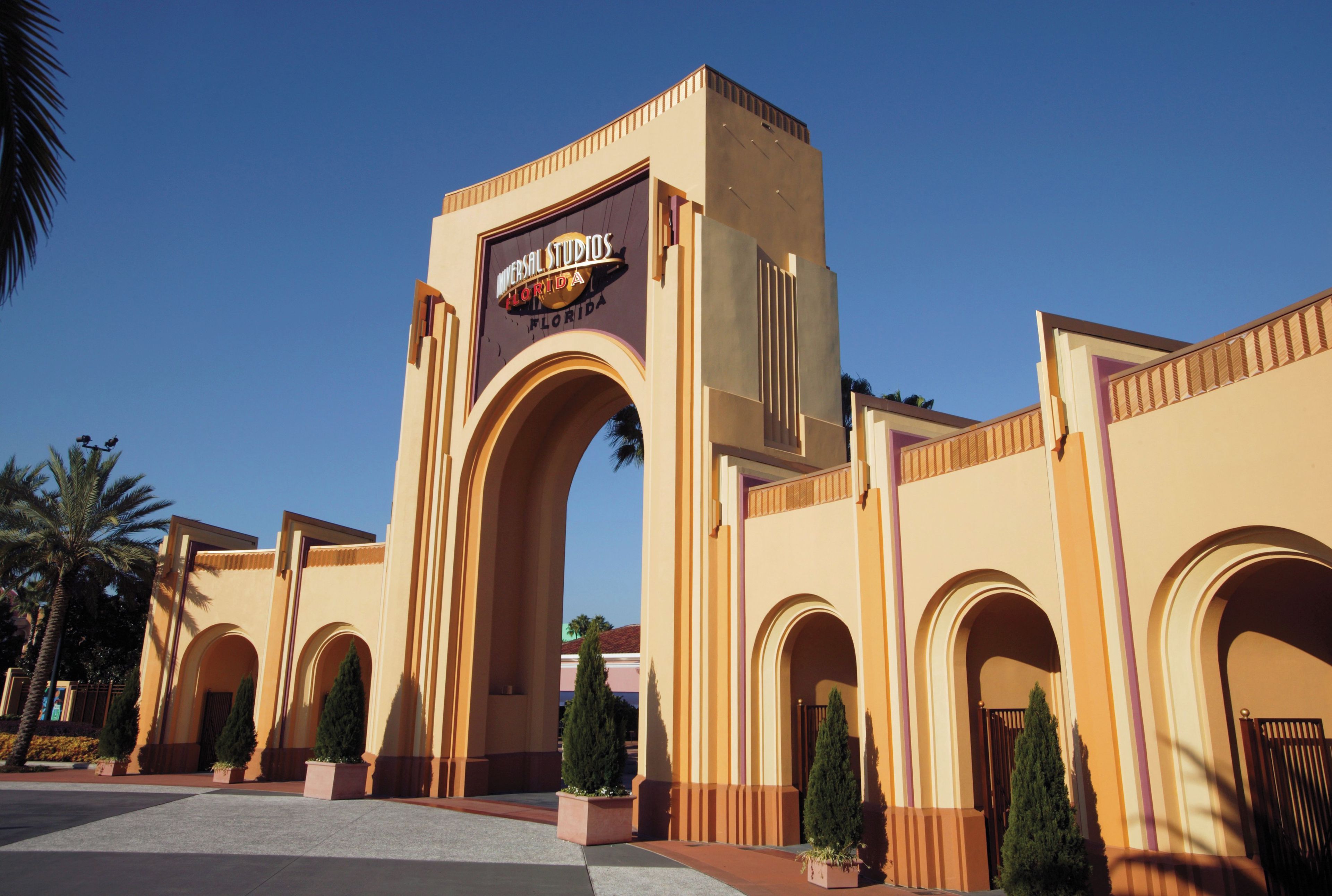 Un edificio con un gran arco y un cartel que dice 'Universal Studios Florida'.