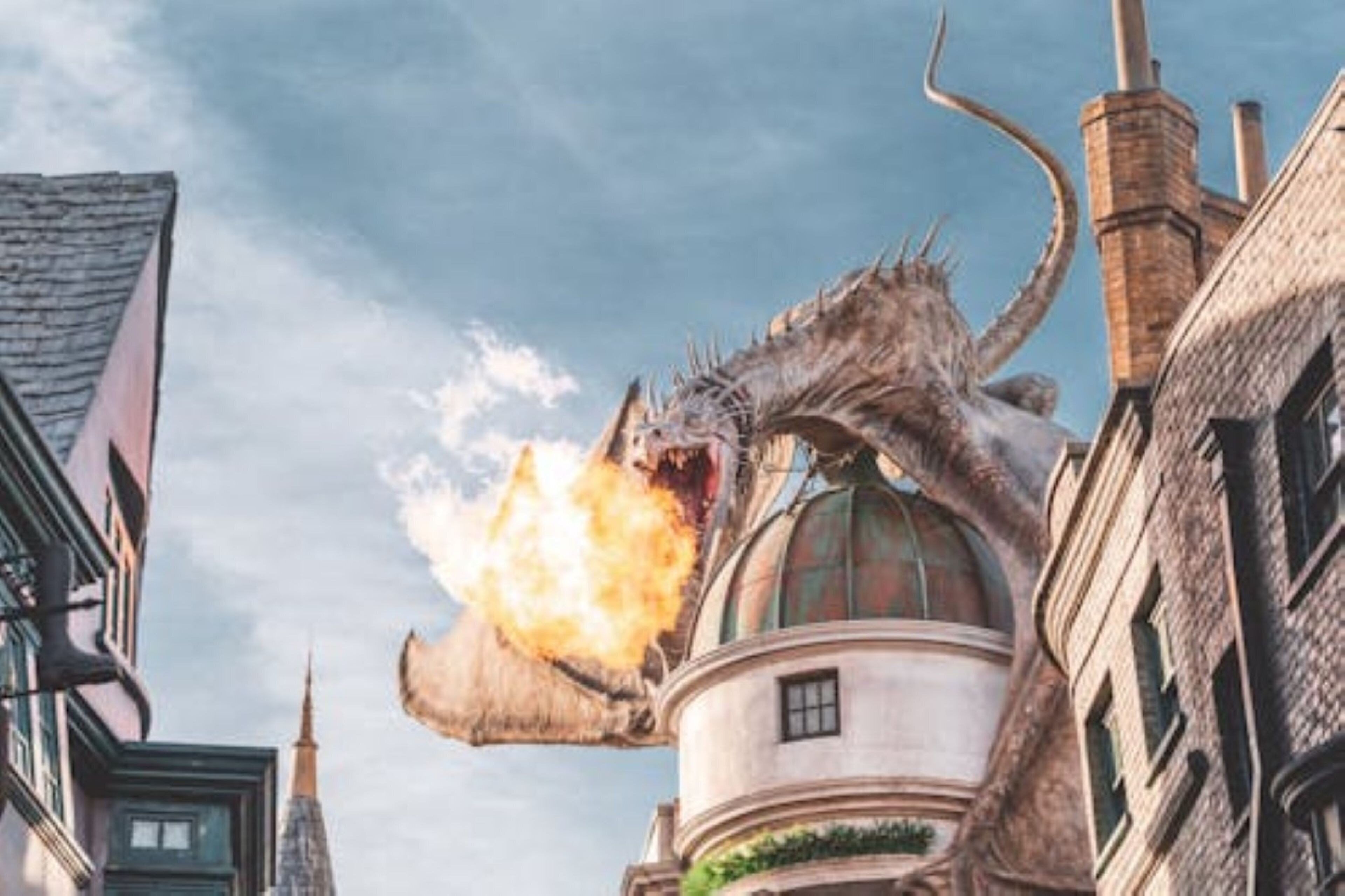 Ein Drache greift ein Gebäude mit Kuppel an.