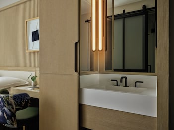 Premium bedding, pillowtop beds, free minibar, in-room safe at Kimpton Era Midtown New York By Ihg
