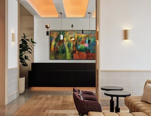 4 bars/lounges
