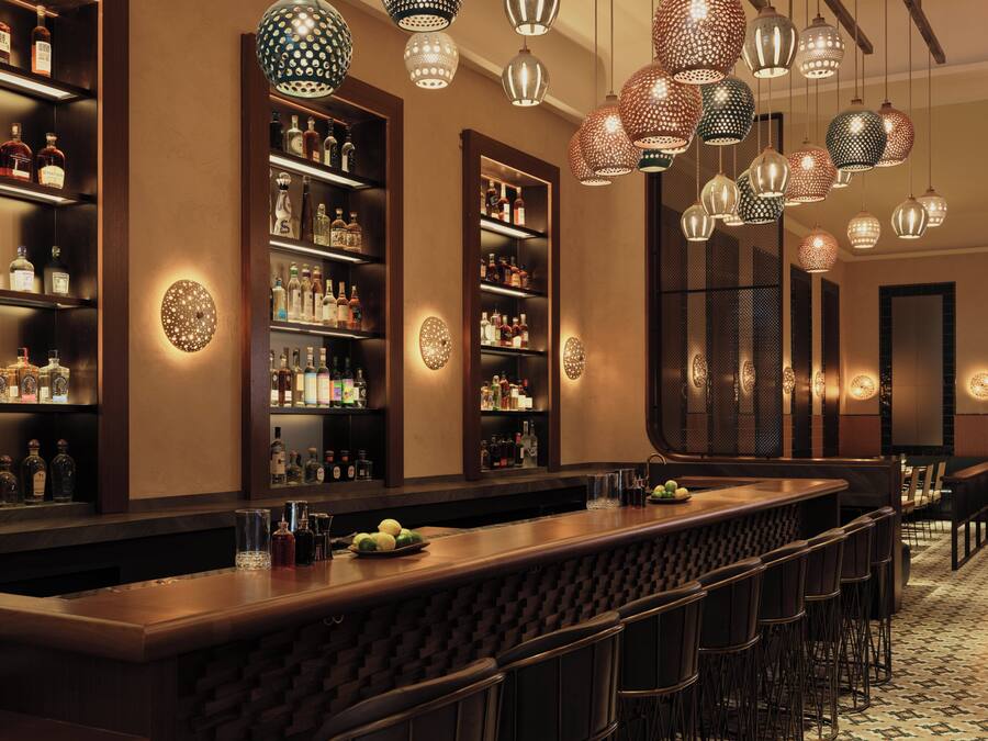 4 restaurants; breakfast, lunch, and dinner served