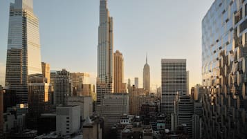 Un paisaje urbano con edificios altos, incluido un rascacielos destacado de diseño único.